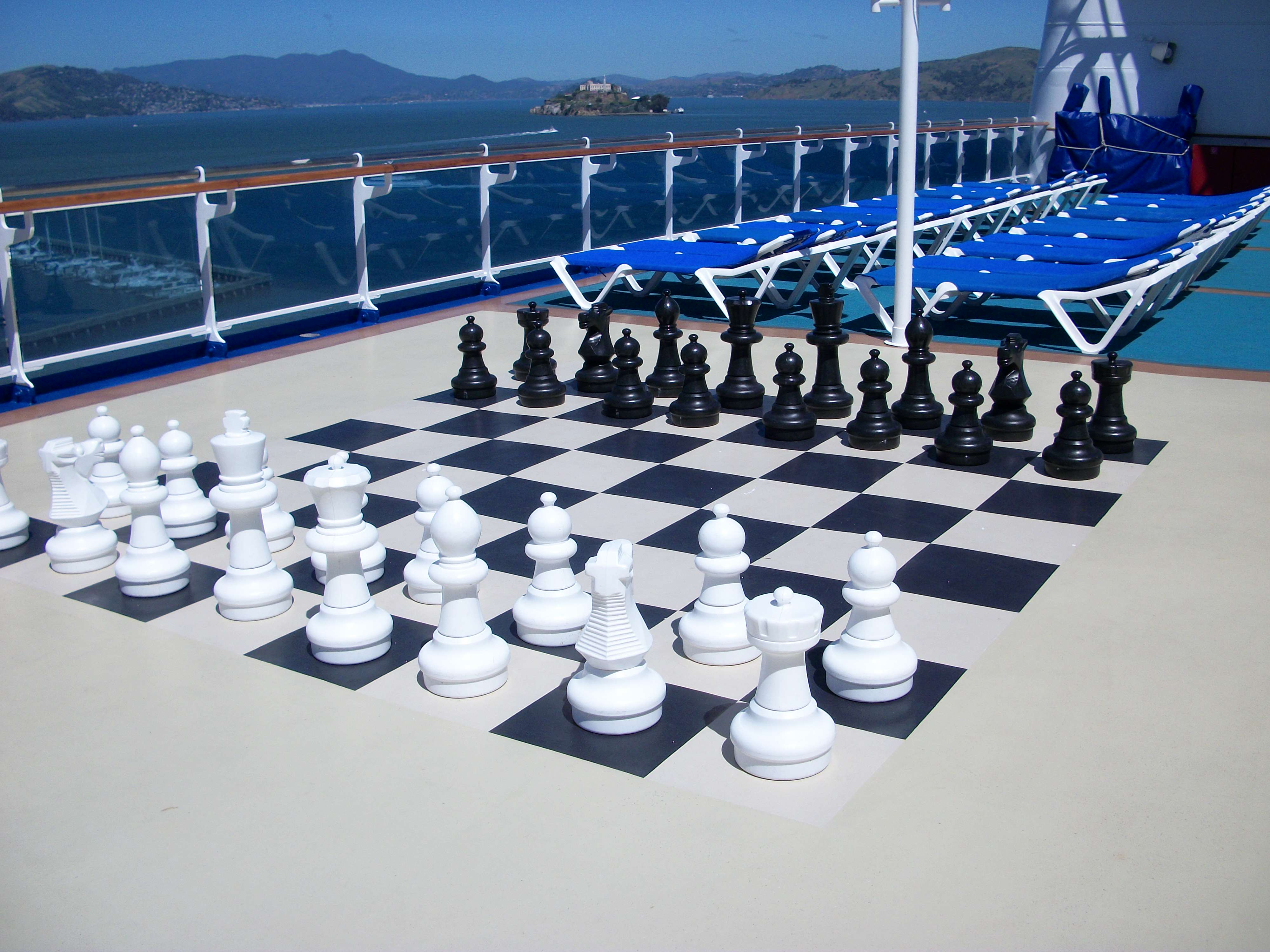 100_0274 Giant Chess Set