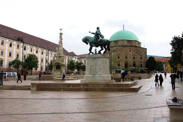 2010eu-3374-holy-trinity-monument-mosque-of-pasha-qasim-es Kalosca Trinity Square
