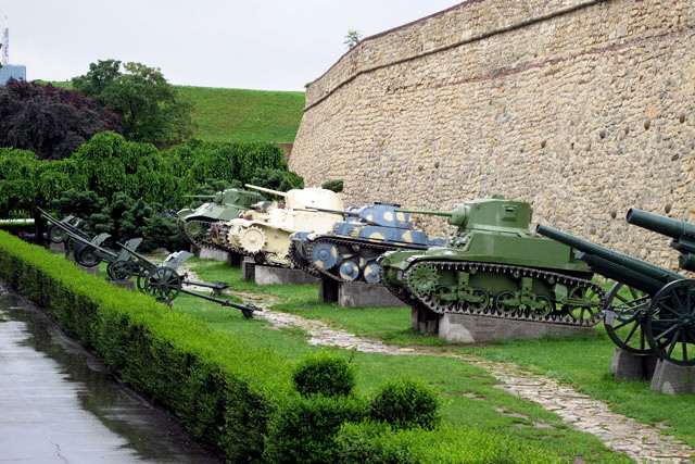 2010eu-3671-2010eu-kalemegdan-fortress-inner-moat-armor-display-es Kalemagdan Fortress