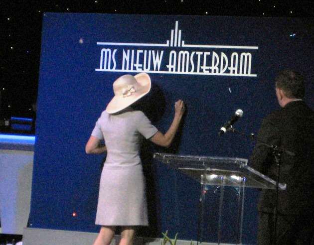 princess-signs-the-wall Signing The Wall