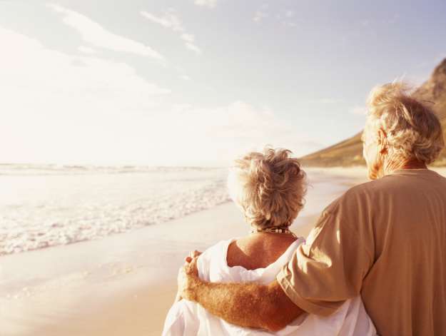 SeniorCouple_Beach_TS_200258139-001
