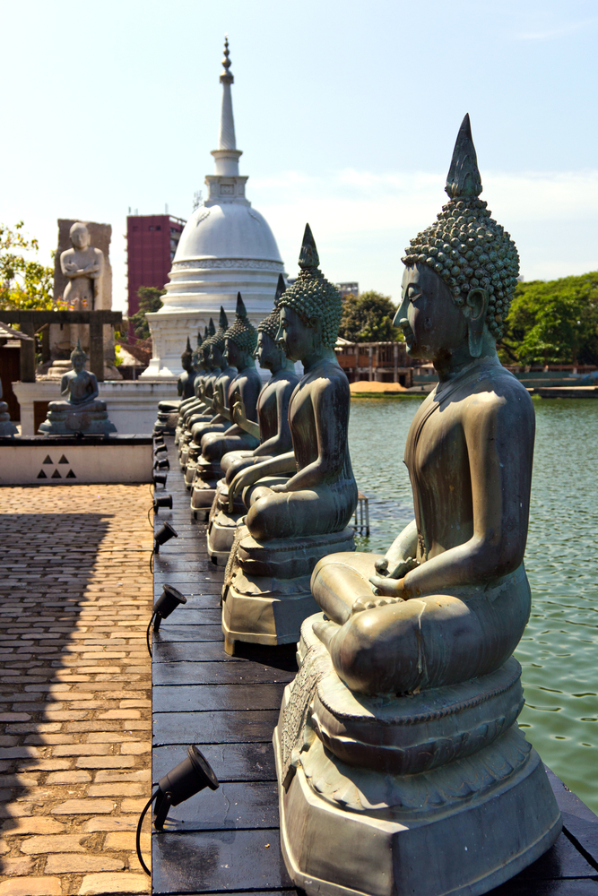 What you can expect to see and do in Sri Lanka on vacation! Including Famous sitting Buddha statues and stupa in the Seema Malaka Temple